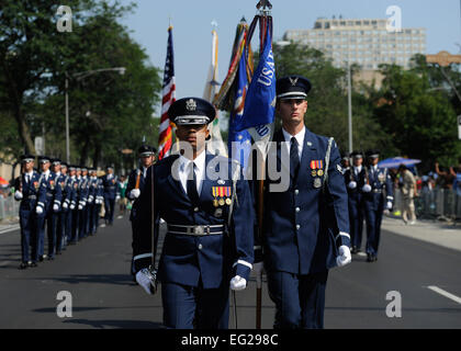 Major Scott Belton und Senior Airman Nicholas Priester führen die US Air Force Farben Flug und zeremonielle Gardisten 9. August 2014, während der Bud Billiken Parade in Chicago. Belton ist, dass der Assistent Director of Operations und Priester die Farben Flug innerhalb der US Air Force Ehrengarde angehört.  Senior Airman Nesha Humes Stockfoto