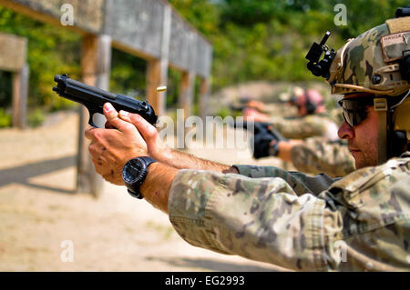 Staff Sgt Nathan A. Hruska Brände wurde seine Beretta M9 Pistole während eines Waffen-Qualifikation 15. August 2014, bei Operation Northern Strike in Alpena, Michigan Northern Strike einen 3-wöchigen Übung unter der Leitung von der Nationalgarde, die demonstriert der kombinierte Kraft der gemeinsamen und multinationale Luft und Bodentruppen. Hruska ist ein taktisches Luft Kontrolle Partei Spezialist mit 169. Air Support Operations Squadron. TACPs waren mit der Air National Guard 169. ASOS aus Peoria, Illinois, und mehr als 5.000 andere Streitkräfte Mitglieder aus 12 Staaten und zwei Koalition Nationen nahmen an der Gefechtsausbildung.  Personal Stockfoto