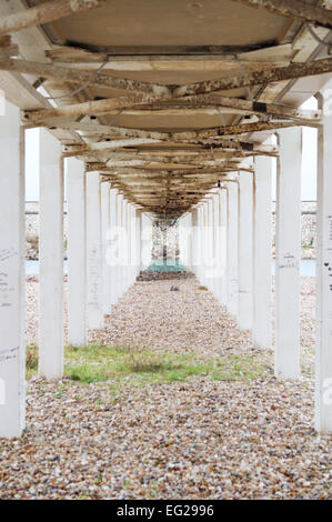 Unter Il scharten die reich verzierten Pier auf scharten Strand, Civitavecchia, Latium, Italien Stockfoto