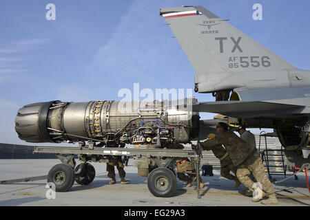 Flieger, die 455. Expeditionary Aircraft Maintenance Squadron zugewiesen entfernen Sie den Motor aus einer f-16 Fighting Falcon 22. Januar 2014, Bagram Airfield, Afghanistan. Der Motor wurde wegen eines defekten Hydraulikleitung entfernt.  Senior Airman Kayla Newman Stockfoto