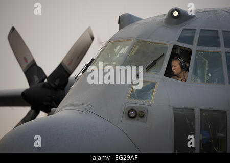 Major Erin Kelley führt eine Preflight-Prüfung auf eine C - 130H Hercules vor dem Einschiffen auf einer retrograden Mission Flughafen Bagdad, Irak, 28. Oktober 2013. Die 737th Expeditionary Airlift Squadron ist das 386th Air Expeditionary Wing zugeordnet und ist eine taktische Luftbrücke Drehscheibe für den Transport von Passagieren und Fracht in US Central Command. Kelley, eine native, Kalamazoo, Michigan wird bereitgestellt von der 176. Flügel, Alaska Air National Guard. Kelley ist ein 737th EAS-Pilot. Master Sergeant Ben Bloker Stockfoto