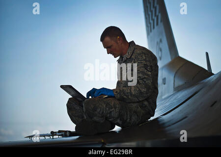 US Air Force Staff Sgt. James Broome verweist auf eine elektronische technische Bestellung für ein Kampfflugzeug der US Air Force F - 16C Fighting Falcon 18. Juni 2012, während rote Fahne-Alaska 12-2 Eielson Air Force Base, Alaska. Rote Fahne-Alaska ist eine Reihe von Pacific Air Forces unter der Regie von Kommandant Feld Trainingsübungen für US-Truppen, Bereitstellung von gemeinsamen offensive gegen Luft, Verbot, enge Luft unterstützen und große Kraft Beschäftigung Ausbildung in einer simulierten Umgebung bekämpfen. Broome ist eine Crew-Chief der 51. Aircraft Maintenance Squadron aus Osan Air Base, Südkorea zugeordnet.  Techn. Sgt. Michael Stockfoto