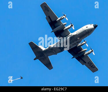 Ein 31. Rescue Squadron Pararescueman Sprungbuch mit einem Fallschirm nach dem Sprung aus einem 36. Airlift Squadron c-130 Hercules während Trainingsmissionen über Yokota Air Base, Japan, 7. Januar 2015. Das Training war Teil des "Jump Woche", ein einwöchiges Training während die Mitglieder des 31. RQS verbinden sich mit der 36. Mission Bereitschaft zu erhalten und Taktiken in Vorbereitung auf reale Notfälle zu retten.  Osakabe Yasuo Stockfoto