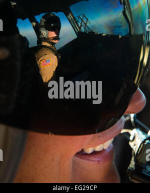 Kapitän Erica Stooksbury, 816th Expeditionary Airlift Squadron, c-17 Globemaster III Pilot spricht mit ihrem Co-Pilot 1st Lt. Mark Benischek während einer humanitären Mission airdrop über den Irak, 9. August 2014. Die humanitäre Hilfe inklusive Mineralwasser und Essen die Vertriebenen Bürgerinnen und Bürgern in der Nähe von Sinjar, Irak geliefert wurde.  Staff Sgt Vernon jungen Jr. Stockfoto