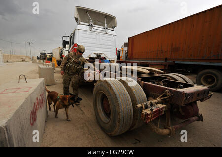 Staff Sgt Jonathan Cooper, 455. Expeditionary Sicherheit Kräfte Gruppe militärische Working Dog Handler, bereitgestellt von Shaw Air Force Base, S.C., und militärische Gebrauchshund Astra suchen Vehicle-Borne Improvised Explosive Devices in Bagram Airfield, Afghanistan, 29. April 2013. Fahrzeuge kommen aus ganz Afghanistan und müssen für VBIED Bedrohungen durchsucht werden, bevor sie die Installation eingeben können.  Senior Airman Chris Willis Stockfoto