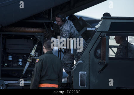 Flieger laden eine Antenne Bulk Fuel Delivery System auf einer C-130J Super Hercules 16. Januar 2015, in Little Rock Air Force Base, Ark. Die ABFDS wird verwendet, um Kraftstoff in oder aus einem Kraftstoff-Blase zu springen. Die Flieger sind das 19. Logistik Bereitschaft Geschwader zugewiesen.  Senior Airman Cliffton Dolezal Stockfoto