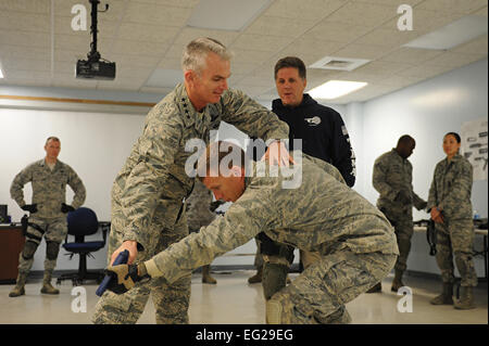 Air Mobility Command Kommandeur, General Paul Selva Praktiken Combatives bewegt sich auf einen Teilnehmer während einer Trainingseinheit im Scott Air Force Base, Illinois am 10. April 2014 Truppen. Wolkenstein besuchte einige der Trainingseinheiten während einer einwöchigen Schulung zur höheren Ausbildungsstandards.  Senior Airman Sarah Hall-Kirchner Stockfoto