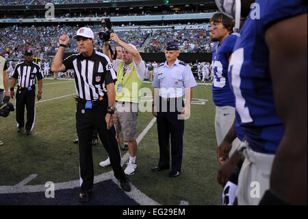 Generalleutnant James M. Kowalski, Global Strike Command Air Force Commander verbindet National Football League Beamten während der offiziellen Münze Metlife Stadium in East Rutherford, NJ, 18. August 2012 werfen. Soldaten aller Dienstgrade vertreten der Luftwaffe bei mehreren Sportveranstaltungen bei Air Force Week 2012.  Senior Airman Grovert Fuentes-Contreras Stockfoto