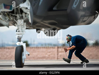 Senior Airman Alexander Orchard hockt unter dem Abzug von einer F-35A Lightning II vor eine Ausbildungsmission 4. April Nellis Air Force Base, Nevada Die F-35A wird dem 422. Test und Auswertung Geschwader zugewiesen, und gepflegt von der 57. Aircraft Maintenance Squadron. Obstgarten ist ein 57. AMXS-Crew-Chief.  Senior Airman Brett Clashman Stockfoto