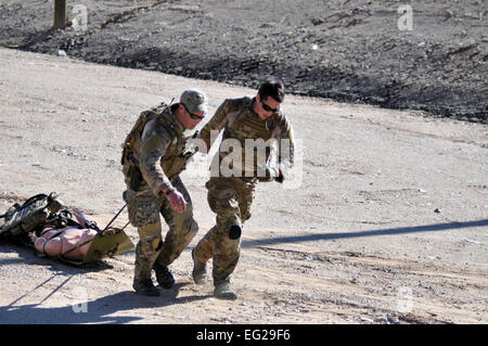 Zwei Pararescuemen ziehen Sie einen Patienten auf Sicherheit als Teil eines Stress-shooting und Patientenversorgung Übung während der 2014 Schutzengel Rodeo, Kirtland Air Force Base in New Mexico, 25. September 2014. Der Rodeo oder Wettbewerb, war eine einwöchige Veranstaltung, die die PJs auf Land Navigationsfähigkeiten, High-Angle Seil rettet, Überlebenstechniken, medizinischen Fähigkeiten, Waffen Operationen und allgemeine körperliche Ausdauer getestet.  Techn. Sgt Katie Spencer Stockfoto