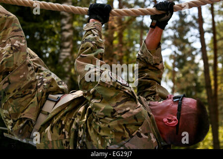 Techn. Sgt. Joe Lovanisci klettert die invertierten Seil Herausforderung 17. Juli 2014, auf ein Hindernis-Parcours auf dem Truppenübungsplatz Grafenwöhr, Deutschland.  Flieger aus der New Jersey Air National Guard 177. Kämpfer-Flügel und die Idaho ANG 124. Fighter Wing lief den Hindernis-Parcours im Rahmen der Operation Kriegshammer, eine gemeinsame Ausbildungsmission für taktische Luft-Kontrolle-Parteimitglieder, Sicherheitskräfte, Spezialisten und Support für Force Flieger. Lovanisci erhält der 227. Air Support Operations Squadron in Atlantic City Air National Guard Base, N.J.  Techn. Sgt. Matt Hecht Stockfoto