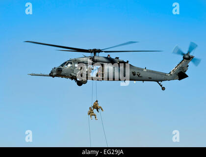 Kapitän Michael Ellingsen, 58. Rescue Squadron Bekämpfung Rettung Offizier, und Master Sgt. Corey Kuttie, 58. RQS Pararescueman Abseilen aus einem HH - 60 G Pave Hawk Hubschrauber zugewiesen der 66. Rescue Squadron 7. April 2014, am Nellis Air Force Base, Nevada Die Demonstration war Teil der Eröffnungsfeier für die Air Force Verwundeten Krieger Studien. Die Studien identifiziert die erfahrensten Athleten Verwundeten Krieger und enden mit zwei bestimmte Teams ausgewählt.  von Senior Airman Jason Couillard Stockfoto