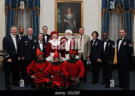 Sekretär des Air Force Michael Donley, Air Force Chief Of Staff General Mark A. Welsh III und Air Force District of Washington Kommandeur Generalmajor Sharon Dunbar posieren mit US Air Force Band Kommandeur Oberst Larry Lang, US Air Force Band Mitglieder, Mr und Mrs. Claus und Elfen nach der Band-Urlaub-Konzert in der Töchter der amerikanischen Revolution Constitution Hall in Washington , DC, 9. Dezember 2012.  Airman 1st Class Aaron Stout Stockfoto