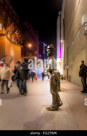 Charlie Chaplin Statue außerhalb der Strahler Casting Gebäude, Leicester Square, London, Vereinigtes Königreich Stockfoto