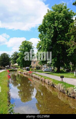 Blick entlang des Flusses Auge in der Mitte des Dorfes, Lower Slaughter, Cotswolds, Gloucestershire, England, Vereinigtes Königreich, West-Europa. Stockfoto