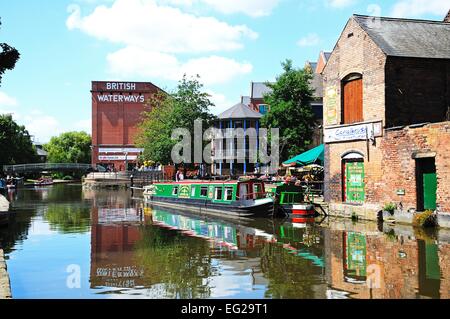 Narrowboats entlang der Nottingham und Beeston Kanal mit Gebäuden entlang der Stadt wharf, Nottingham, Nottinghamshire, England, UK Stockfoto