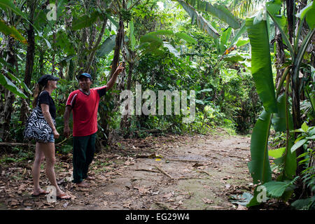 Gehen Sie Tour In The Ngobe Bugle Indian Dorf von Salt Creek in der Nähe von Bocas Del Toro Panama. Salt Creek (auf Spanisch: Quebrada Sal) ist eine Stockfoto