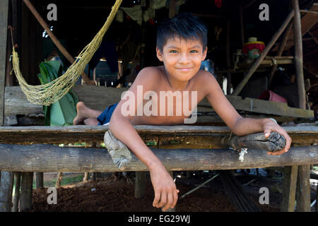 Junge in einem Haus im indischen Dorf Ngobe Bugle Salt Creek in der Nähe von Bocas Del Toro Panama. Salt Creek (auf Spanisch: Quebrada Sal) Stockfoto