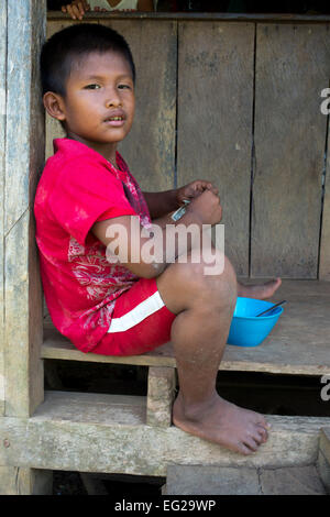 Junge in einem Haus im indischen Dorf Ngobe Bugle Salt Creek in der Nähe von Bocas Del Toro Panama. Salt Creek (auf Spanisch: Quebrada Sal) Stockfoto