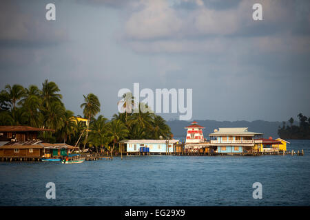 Bocas del Toro in Panama ikonischen Blick auf Boote und Schären. Waterfront Hotel El Faro del Colibri, Isla Carenero, Bocas del Toro Stockfoto