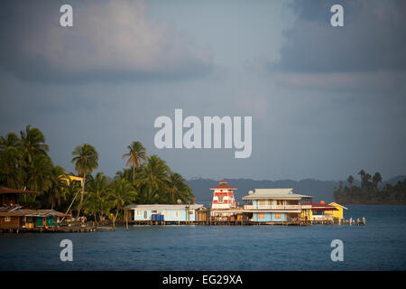 Bocas del Toro in Panama ikonischen Blick auf Boote und Schären. Waterfront Hotel El Faro del Colibri, Isla Carenero, Bocas del Toro Stockfoto