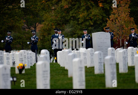 Die Air Force zu Ehren Garde feuern Team führt ein 3-Volley Gewehr Gruß an Oberst Wendell Keller von Fargo N.D. und Captain Virgil K. Meroney von Fayetteville, Arkansas, während ihre Beerdigung auf dem Arlington National Cemetery, 20. Oktober 2012 zu Ehren. Keller und Meroney waren die Besatzung des Flugzeuges F - 4D Phantom II, der während der Durchführung einer Nacht Zeit Streik Mission in der Provinz Khammouan, Laos, 1. März 1969 unterging. In der Nähe Besatzungen gemeldet, da Feuer das Flugzeug von Feind getroffen.  Master Sergeant Cecilio Ricardo Stockfoto