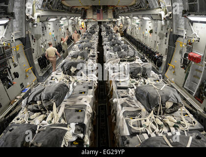 US Army Fallschirm Rigger der 11. Quartermaster Company 40 Container-Delivery-System bündeln von Wasser auf eine c-17 Globemaster III für eine humanitäre Airdrop über die Fläche montieren, wenn Amirli, Irak 30. August 2014. Zwei c-17 fiel 79 Bündel frisches Trinkwasser in Höhe von insgesamt 7.513 Gallonen. Darüber hinaus sank zwei c-130 Hercules 30 Bündel mit 3.032 Gallonen Wasser und 7.056 Halal Mahlzeiten bereit zu essen.  Staff Sgt Shawn Nickel Stockfoto