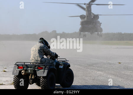 Ein Flieger wartet als eine Armee CH-47 Chinook-Hubschrauber in South Carolina Army National Guard Länder 5. Juni 2014, bei Georgetown County Airport in South Carolina als Teil einer simulierten nach dem Landfall Hurrikan zugewiesen. Die Service-Mitglieder trainiert neben zivilen Katastrophenschutz-Personal und Ersthelfer sowie Bundes- und Notfall-Agenturen zur Vorbereitung für die einheitliche Hilfe, Bürgerinnen und Bürger im Rahmen der Hurrikan Gefahren innerhalb des Staates.  Techn. Sgt. Jorge Intriago Stockfoto