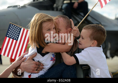 Major Greg Boland umarmt seinen Kindern Rylie und Carter nach der Rückkehr von einer Bereitstellung 15. September 2013, auf der Spangdahlem Air Base, Deutschland. Flieger zur 480th Fighter Squadron versetzt trainieren, um entscheidende Kampfkraft Kampfkommandanten für Einsätze in Reihe zur Verfügung stellen. Boland ist ein 480th Fighter Squadron Pilot aus Reading, Pennsylvania  Airman 1st Class Gustavo Castillo Stockfoto