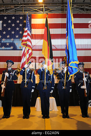 U.S. Air Force Ramstein Air Base Honor Guard post die Farben während der Trauerfeier für Flieger 1. Klasse Zachary Cuddeback, 86. Fahrzeug Bereitschaft Squadron, Ramstein Air Base, Deutschland, 9. März 2011. A1c Cuddeback wurde am Frankfurter Flughafen 2. März 2011 gefallen.   Airman 1st Class Desiree Whitney Esposito Stockfoto