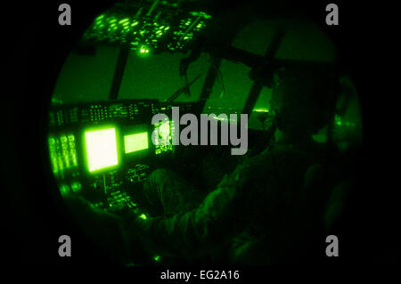 US Air Force Captain Alexander Burgess, ein Pilot mit der 522nd Special Operations Squadron, führt eine in der Luft tanken im MC-130J Commando II Flugzeug über Florida 6. Mai 2014, während Smaragd Krieger 14. Smaragd Warrior ist eine U.S. Special Operations Command geförderte zweiwöchigen Gelenk/kombinierter taktische Übung sollen realistische militärische Ausbildung in einem städtischen Umfeld zu bieten.  Staff Sgt Marleah Miller Stockfoto