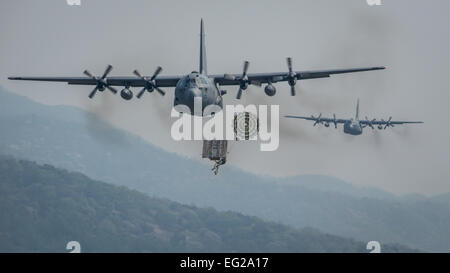 Zwei C - 130H Hercules Drop Erdbewegungsmaschinen Nutzlasten 18. April 2014, über Südkorea während des Trainings Max Thunder. Max Thunder ist eine bilaterale Luftverkehrsabkommen Übung zur Verbesserung der Interoperabilität zwischen regionalen Lufttransportmittel während der Einsätze. Die Flugzeuge sind zur Yokota Air Base, Japan zugeordnet.  Captain Raymond Geoffroy Stockfoto