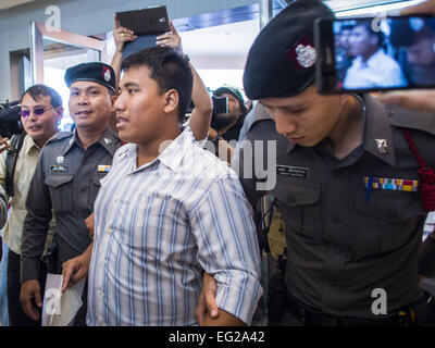 Bangkok, Thailand. 14. Februar 2015. Thailändische Polizei Blei entfernt eine Studentin, die sie während einer Protestaktion des militärischen Putsches verhaften. Kriegerisches Gesetz ist immer noch in Thailand und Proteste gegen den Putsch sind illegal. Dutzende von Menschen versammelten sich vor der Bangkok Kunst- und Kulturzentrum in Bangkok Samstag um die hand aus roten Rosen und Kopien von Orwells "1984." Demonstranten sagte sie nicht unterstützen Red Shirts oder gelben Hemden, sondern wollte eine Rückkehr der Demokratie in Thailand. Bildnachweis: ZUMA Press, Inc./Alamy Live-Nachrichten Stockfoto