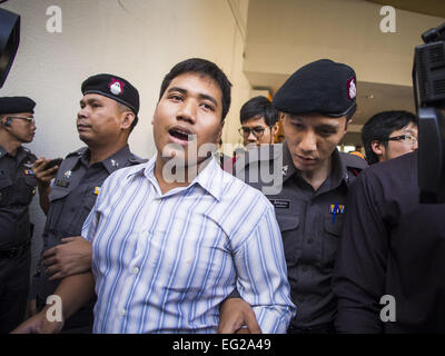 Bangkok, Thailand. 14. Februar 2015. Thailändische Polizei Blei entfernt eine Studentin, die sie während einer Protestaktion des militärischen Putsches verhaften. Kriegerisches Gesetz ist immer noch in Thailand und Proteste gegen den Putsch sind illegal. Dutzende von Menschen versammelten sich vor der Bangkok Kunst- und Kulturzentrum in Bangkok Samstag um die hand aus roten Rosen und Kopien von Orwells "1984." Demonstranten sagte sie nicht unterstützen Red Shirts oder gelben Hemden, sondern wollte eine Rückkehr der Demokratie in Thailand. Bildnachweis: ZUMA Press, Inc./Alamy Live-Nachrichten Stockfoto