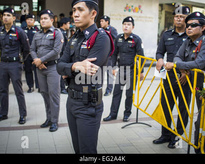 Bangkok, Thailand. 14. Februar 2015. Thailändische Polizei Demonstranten beobachten Samstag. Dutzende von Menschen versammelten sich vor der Bangkok Kunst- und Kulturzentrum in Bangkok Samstag um die hand aus roten Rosen und Kopien von Orwells "1984." Demonstranten sagte sie nicht unterstützen Red Shirts oder gelben Hemden, sondern wollte eine Rückkehr der Demokratie in Thailand. Der Protest war der größte Protest seit Juni 2014 gegen die Militärregierung von General Prayuth Chan-Ocha, der den Putsch gegen die gewählte Regierung inszenierte. Bildnachweis: ZUMA Press, Inc./Alamy Live-Nachrichten Stockfoto