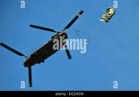 Flieger, 820th RED HORSE-Geschwader zugewiesen führen einen static-Line Sprung aus einer CH-47 Chinook-Hubschrauber 15. April 2011, über Nellis Air Force Base, Nevada  Senior Airman Brett Clashman Stockfoto