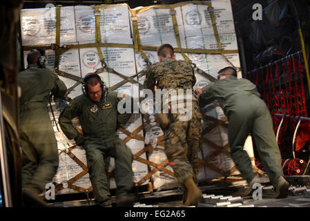 Piloten und Marines laden humanitären Hilfe in einer C - 130H Flugzeug während Betrieb Damayan auf Clark Air Base, Republik der Philippinen, 18. November 2013. Betrieb Damayan ist eine humanitäre Hilfe und Katastrophenschutz Hilfsaktion unterstützt durch eine multinationale Eingreiftruppe.  2. Lt. Jake Bailey Stockfoto