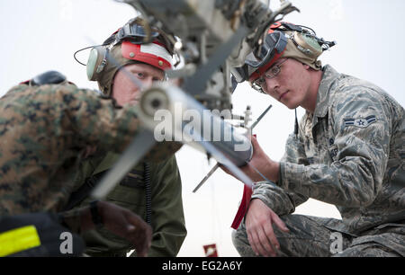 Airman 1st Class Gerald Rascoe hilft Marine Corps-Artillerie-Techniker laden eine Rakete 4. November 2013, bei Kunsan Air Base, Südkorea. 8. Wartung Geschwader Munition Systeme Abschnitt erstellt und verwaltet von Raketen und Bomben zur Unterstützung der Marine Corps-Artillerie-Techniker während Max Thunder. Der Flieger in der Marine-Mission teilgenommen und sind nur eine von mehreren Teams arbeiten Seite an Seite während der Übung. Rascoe ist ein 8. Wartung Geschwader Munition Systeme Lehrling. Senior Airman/Armando A. Schwier-Morales Stockfoto