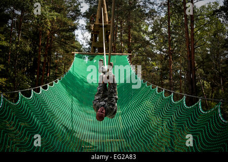 Staff Sgt Stephen Moore klettert über eine invertierte Seil 17. Juli 2014, beim konkurrieren in einem Hindernis-Parcours Herausforderung im Rahmen der Operation Kriegshammer in Grafenwöhr, Deutschland. Moore ist mit der New Jersey Air National Guard 177. Logistik Bereitschaft Squadron. Flieger mit der Idaho Air National Guard 124. Kämpfer-Flügel nahm auch an der gemeinsamen Fortbildungsveranstaltung.  Techn. Sgt. Matt Hecht Stockfoto