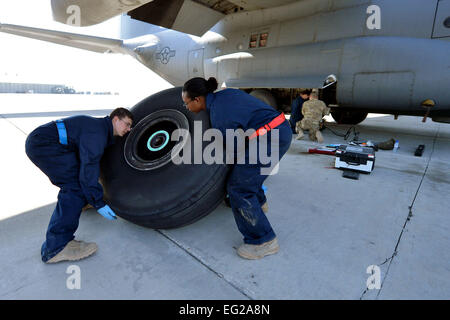 Crew Chiefs zur 455. Expeditionary Aircraft Maintenance Squadron versetzt ersetzen ein Reifens auf einer c-130 Hercules, 6. März 2013, auf Bagram Airfield, Afghanistan. Die Crew wird von Little Rock Air Force Base, Arche Senior Airman Chris Willis bereitgestellt. Stockfoto