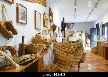Mehrere Produkte aus Espartogras, Halfah Rasen oder Esparto Rasen im Ethnologischen Museum Mijas, Andalusien, Spanien. Stockfoto