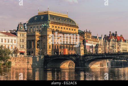 Dem wunderschönen Nationaltheater an den Ufern der Moldau in Prag Stockfoto