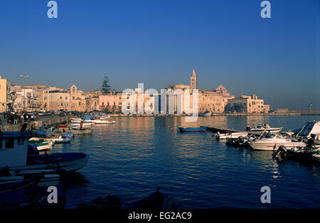 Italien, Apulien, Trani, Hafen und Kathedrale Stockfoto