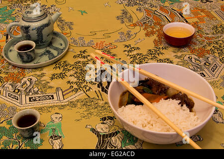 Chinesischen Fastfood auf eine stilvolle Tischdecke serviert. Stockfoto