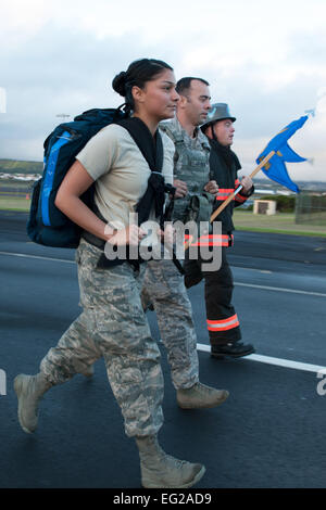 Von links, US Air Force Senior Airman Hannah Meza, 65. medizinische Squadron Medizintechniker, Staff Sgt Zackery Vaught, 65. Sicherheit zwingt Geschwader Sicherheit zwingt Spezialist und Staff Sgt Andrew Kose, 65. Bauingenieur-Geschwader Feuerwehrmann, führen die 65. Air Base Wing in einer "Stiefel und Utes" 9/11 Memorial laufen 11. September 2013, in Lajes Field, Azoren.  Techn. Sgt. Paul Villanueva II Stockfoto