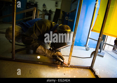 Airman 1st Class Curtis Doherty schweißt einen Abschnitt von einem Metallgestell 18. März 2014, auf der Yokota Air Base, Japan. Der Rost wird verwendet werden, zu speichern und zu pflegen nicht verwendete Metall, die Sicherheit und Produktivität zu erhöhen. Doherty ist ein 374th Wartung Geschwader Flugzeuge Metalle Technologiespezialist.  Staff Sgt Chad C. Strohmeyer Stockfoto