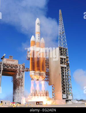 Eine United Launch Alliance Delta IV-Heavy-Rakete mit einer Nutzlast von National Reconnaissance Office startet 28. August 2013, aus Raum starten Komplex-6 auf der Vandenberg Air Force Base, Kalifornien Dies war die zweite Delta IV-Heavy-Einführung Vandenberg AFB, mit dem ersten Auftreten 20. Januar 2011. Die Rakete ist die größte, jemals von der Westküste der Vereinigten Staaten zu starten. Airman Yvonne Morales Stockfoto