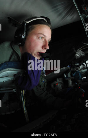 Airman 1st Class Danielle Repp, 351st Air Refueling Squadron Boom Operator von Spokane, Washington, eine deutsche Tornado tankt 24. Juni 2014, über Deutschland. Während der Betankung Mission Rips betankt acht deutsche Tornados und 10.000 Pfund Brennstoff abgeladen.  Senior Airman Micaiah Anthony Stockfoto