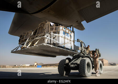 Senior Airman Zac Sidders Marschälle eine Palette von Ladung in einer c-130 Hercules 28. September 2013, auf Forward Operating Base Sharana, Provinz Paktika, Afghanistan. Diese Mission Meilenstein rückläufig, da die 774th Expeditionary Airlift Squadron transportiert die letzten Ladung von FOB Sharana, bevor die Basis auf dem afghanischen Verteidigungsministerium übertragen wird. Sidders, eine native, Peoria, Illinois wird bereitgestellt von der Wyoming Air National Guard. Sidders ist ein 774th EAS Loadmaster. Master Sergeant Ben Bloker Stockfoto