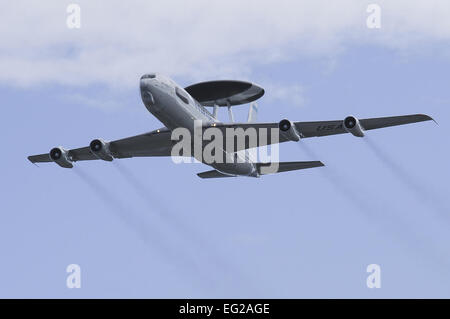 Ein US Air Force e-3 Sentry Airborne Warning and Control System fliegt während der Arctic Thunder Open House am gemeinsamen Basis Elmendorf-Richardson, Alaska, 29. Juli 2012. Die e-3 war Bestandteil der 3. Wing-Vorbeiflug, die alle Luftfahrzeuge vom 3. Flügel unter Beweis gestellt.  Percy G. Jones Stockfoto